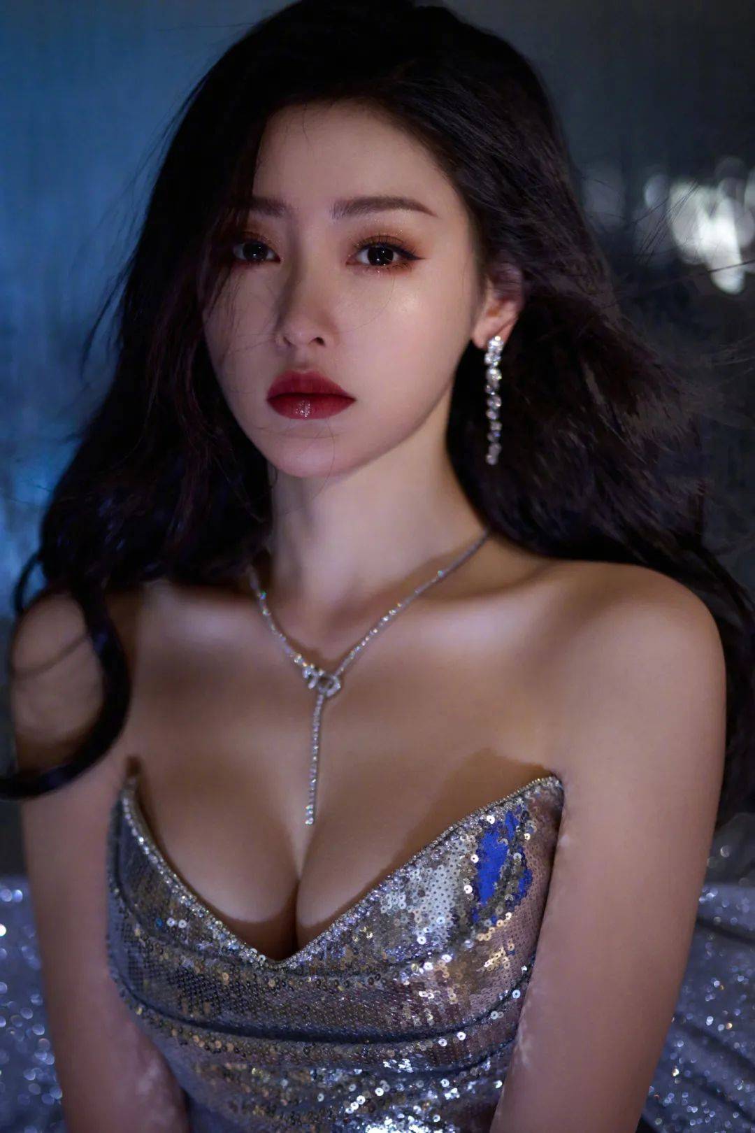 张天爱是以广告模特身份踏入演艺圈,2015年凭借抗战剧《二炮手》获得