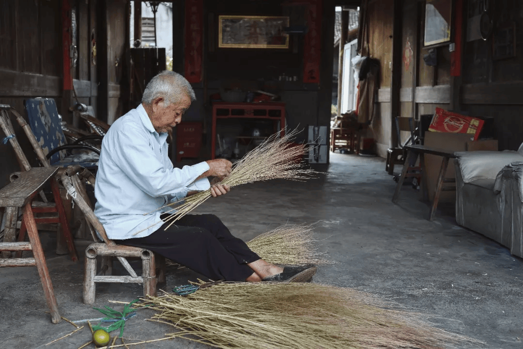 在茗岙梯田,老牛,农舍,炊烟相衬茗岙,深藏在浙南的山脉之中,层层叠