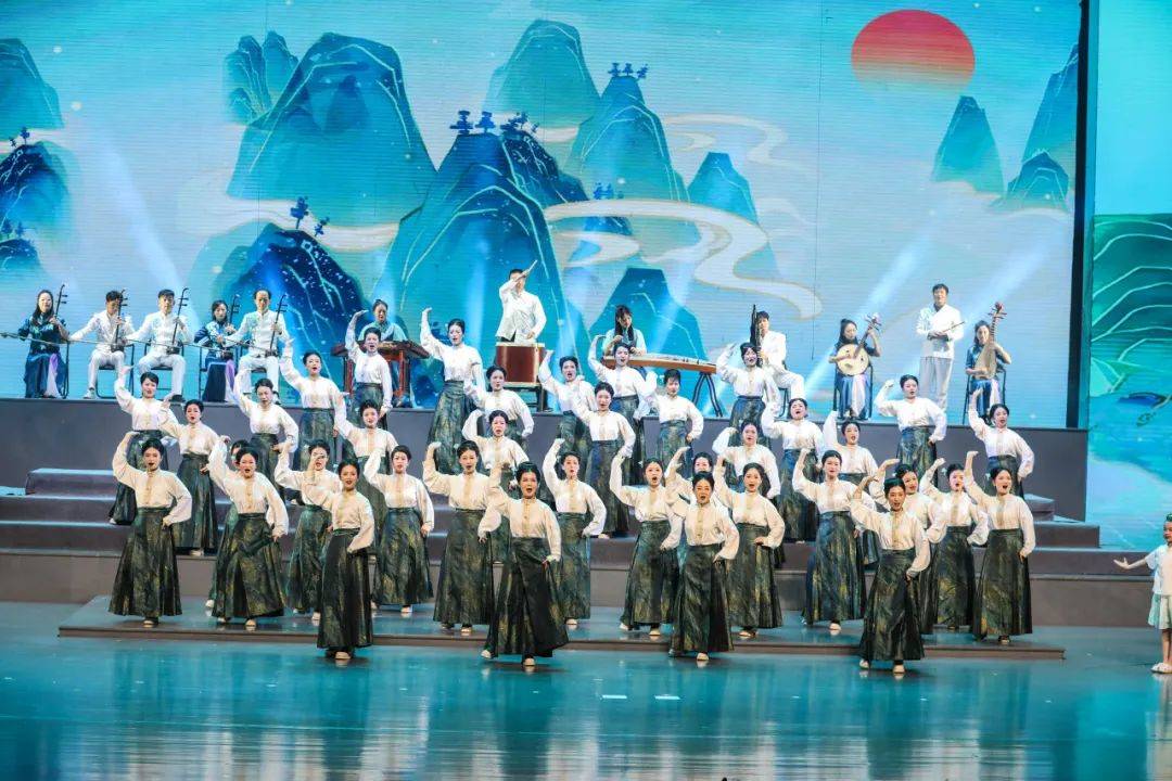 云南玉溪百支师生合唱团——用歌声,唱出直抵人心的力量
