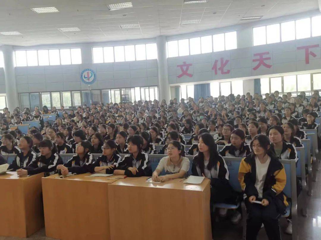 "青春密码向阳而生"——平邑一中西校区举办女生心理健康讲座