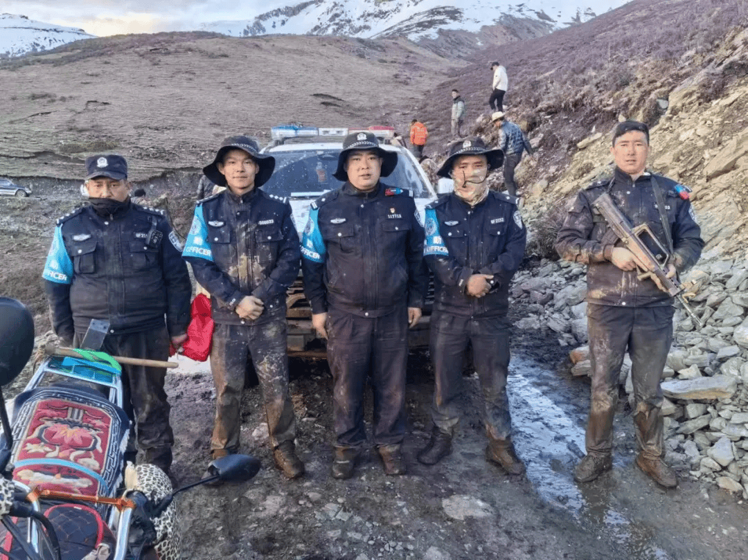 双向奔赴——普法泥泞路,20余名群众助力5警察"泥潭脱险"_白玉县_陈胜