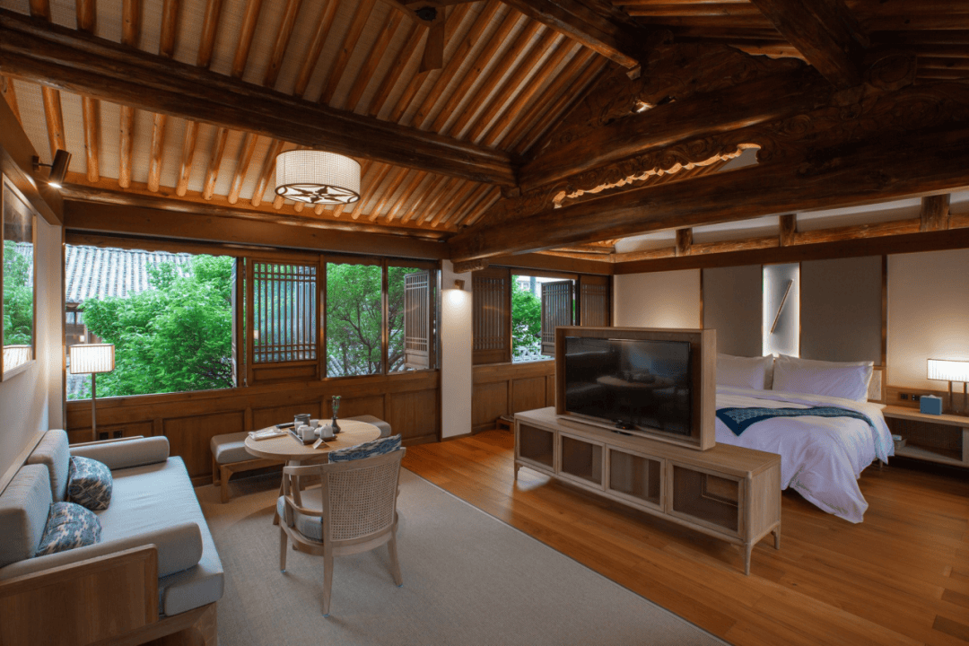 宽敞明亮,运用了大量的原木色,住在这里,可以慢悠悠地体验古城文化