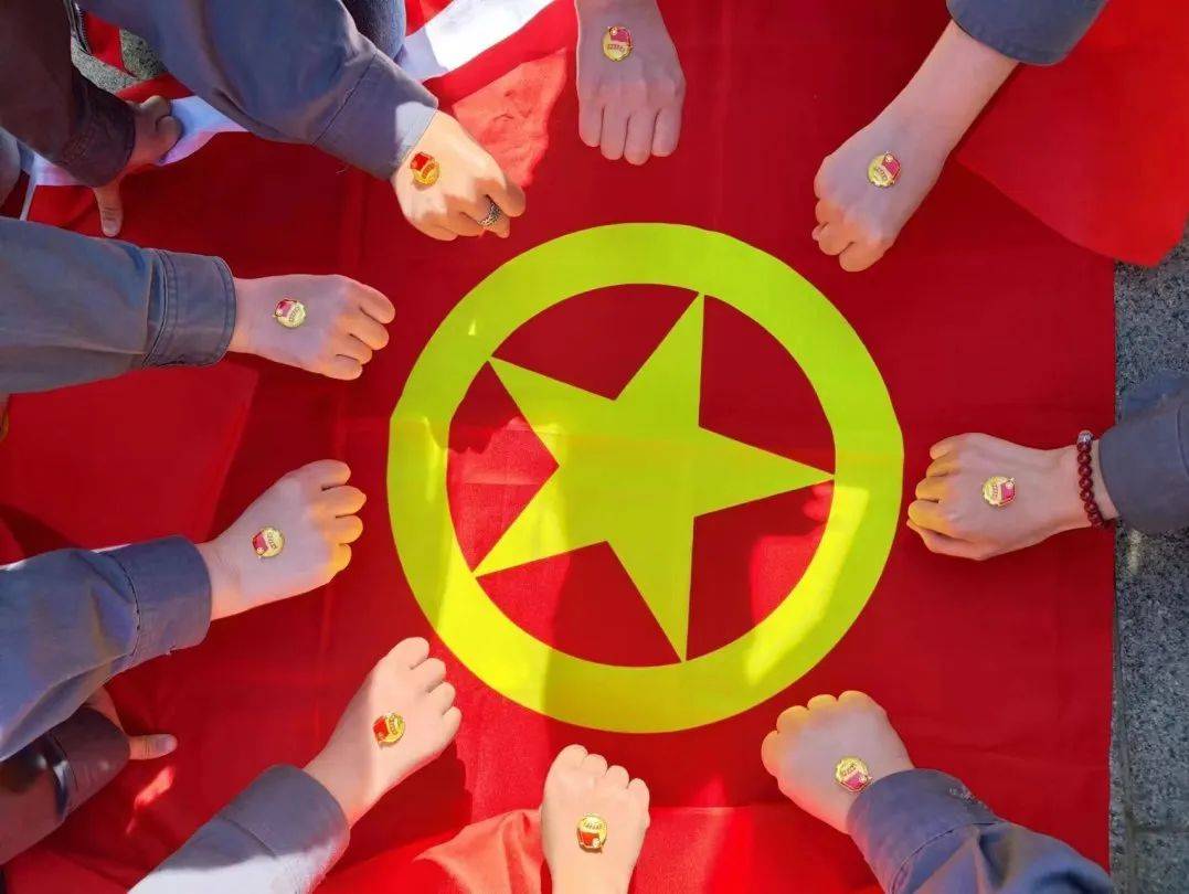 76左右滑动,查看更多76与团旗,团徽合影红色剧本杀主题读书会聚焦