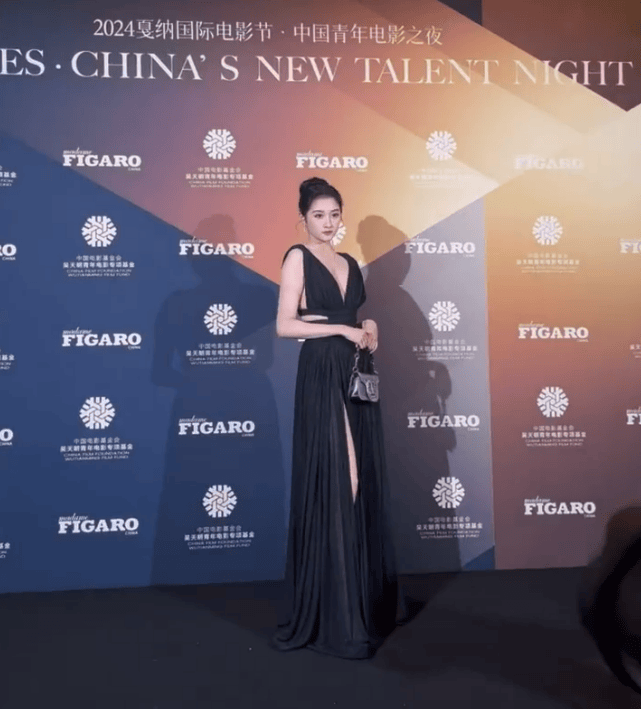 对于晓彤妹这身材来说,款式简单的礼服就已经能还原她的美貌了,只要