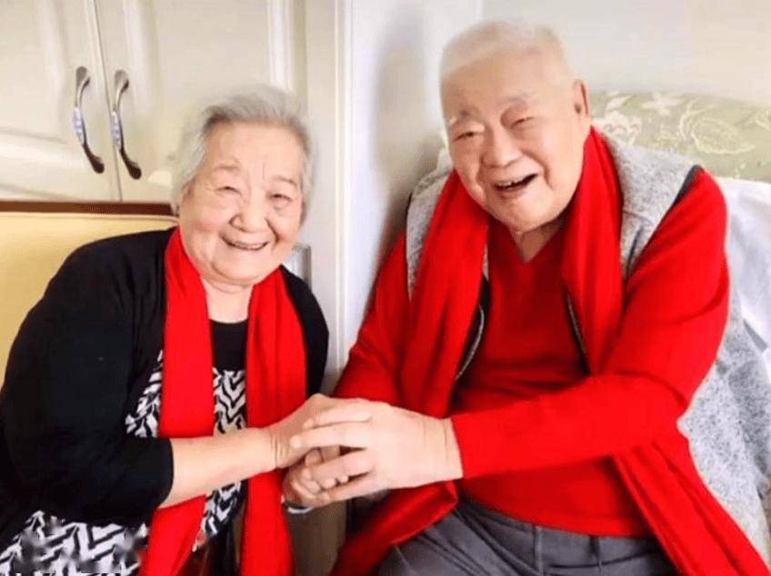 如今93岁的于洋同94岁的妻子杨静都健在,晚年痛失儿子后,夫妻彼此