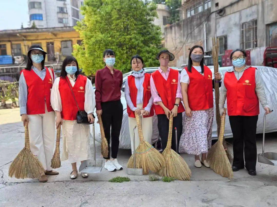 5月17日,市妇联志愿者在三利达小区开展"文明实践日·洁城行动"志愿