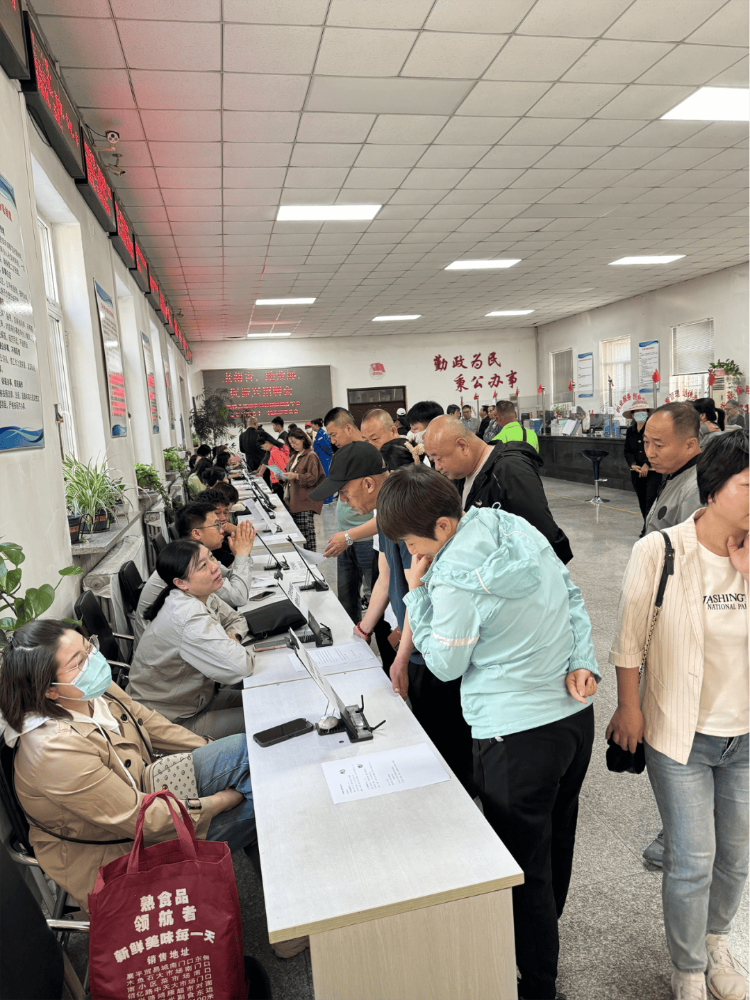 老帮青 助发展 促振兴 ——宏伟区联合开展专场招聘会