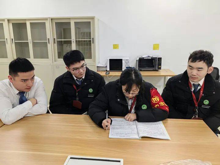 杭州地铁里，你跪地救人的样子真帅！这位小伙找到了