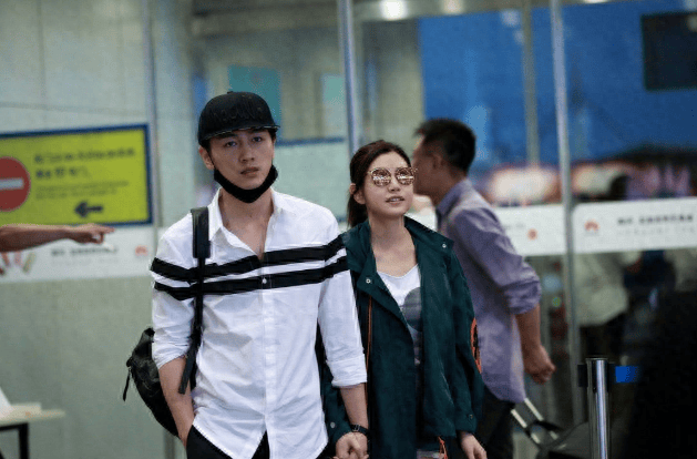 40岁陈妍希罕见与老公走机场,穿搭休闲时髦,小4岁的他像小年轻