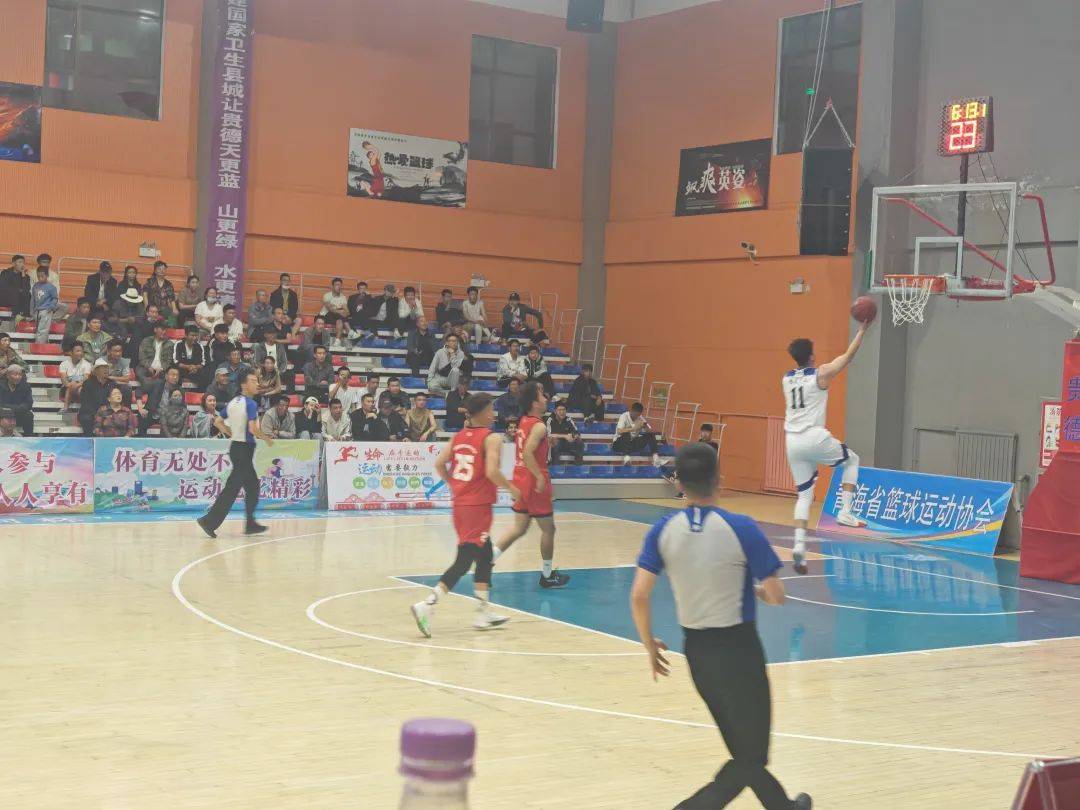 贵德县2024"黄河杯"全省篮球邀请赛昨日激战十二场 贵德县队两连胜喜