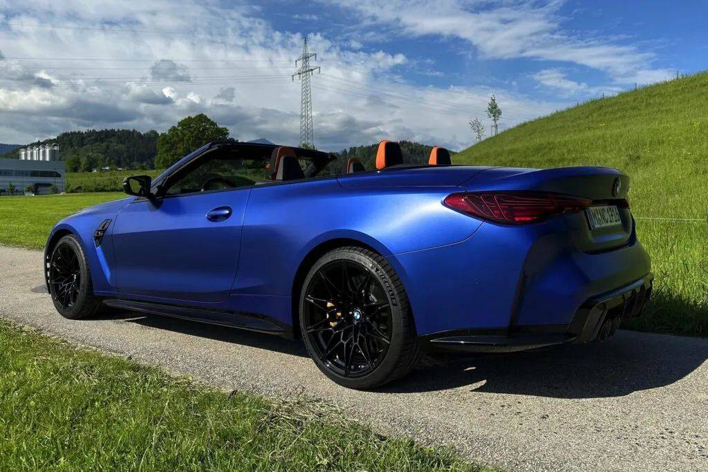 磨砂波尔蒂芒蓝加持,阳光下的新宝马m4敞篷版太帅了