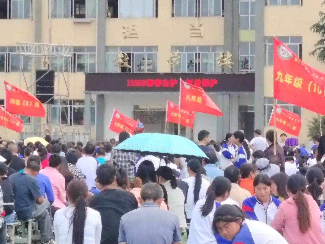 17日,团县委在凤冈县第五中学开展"12355青春自护·权益保护"普法活动