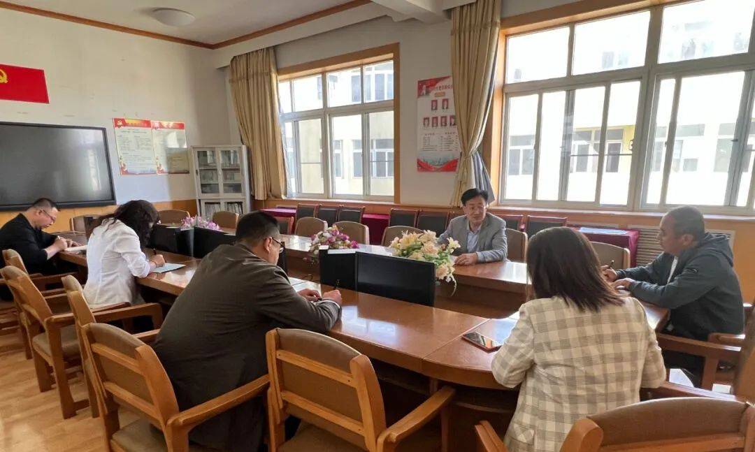 旅顺口区教育局局长马殿文到旅顺实验中学走访调研