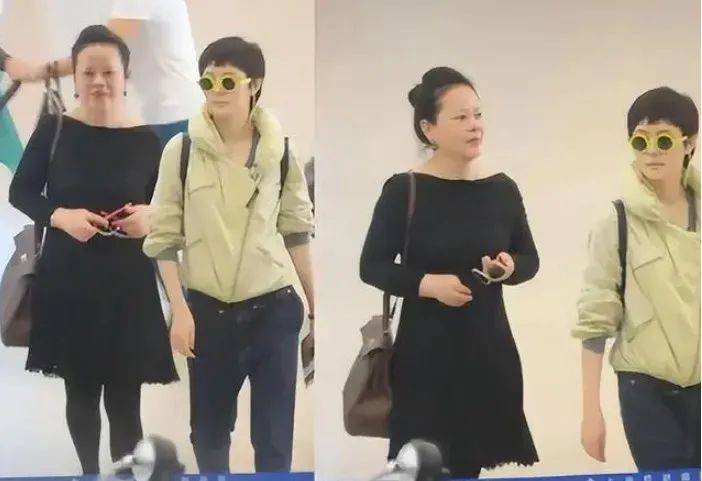 孙俪与妈妈机场同框,60岁的妈妈穿小黑裙精致似贵妇,女儿打扮随意似小