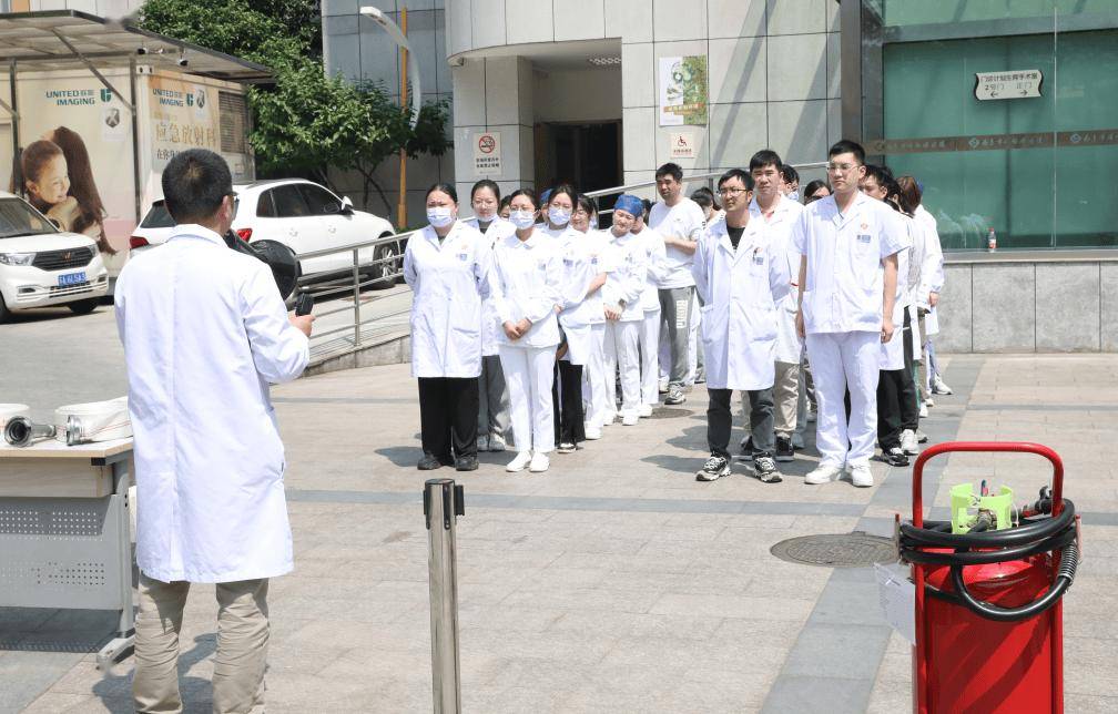 南京市妇幼保健院开展志愿消防队消防技能竞赛大比武