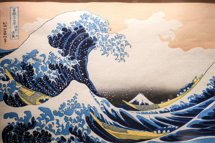 9厘米,描绘的是神奈川附近的海域汹涌澎湃的海浪,浪里有三条奋进的