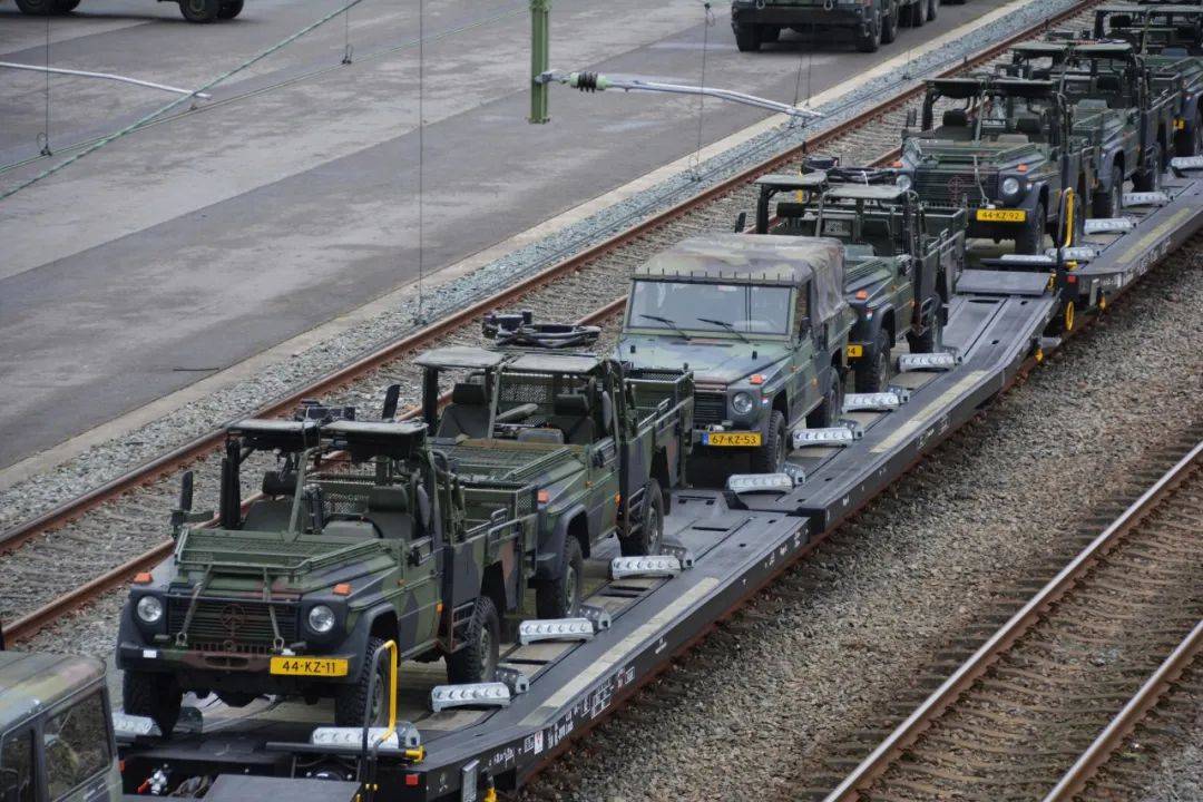 这种军事运输方式不仅能够提高部队的机动性,还能减少在公路运输中