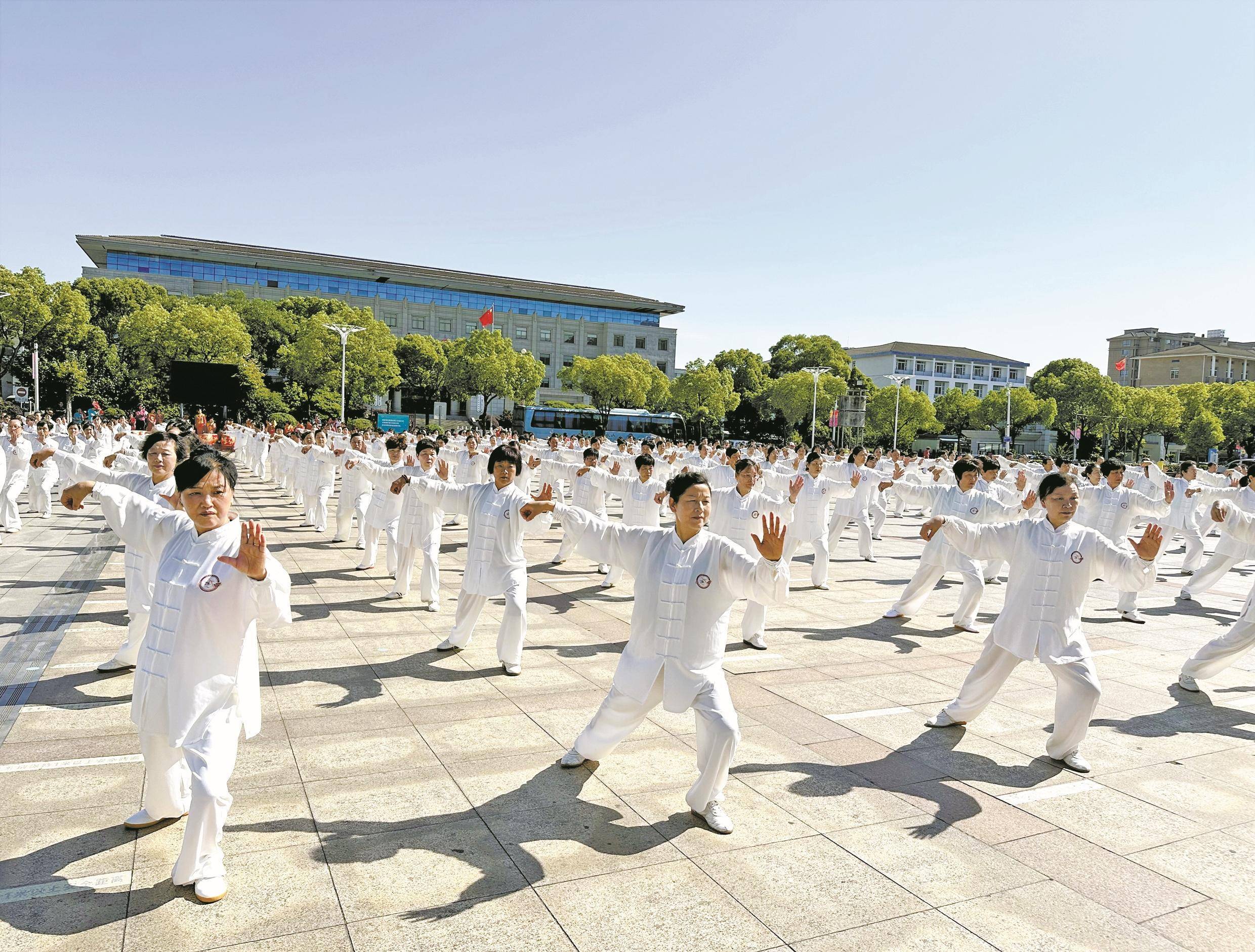 鄞州500余名老年人共舞太极拳