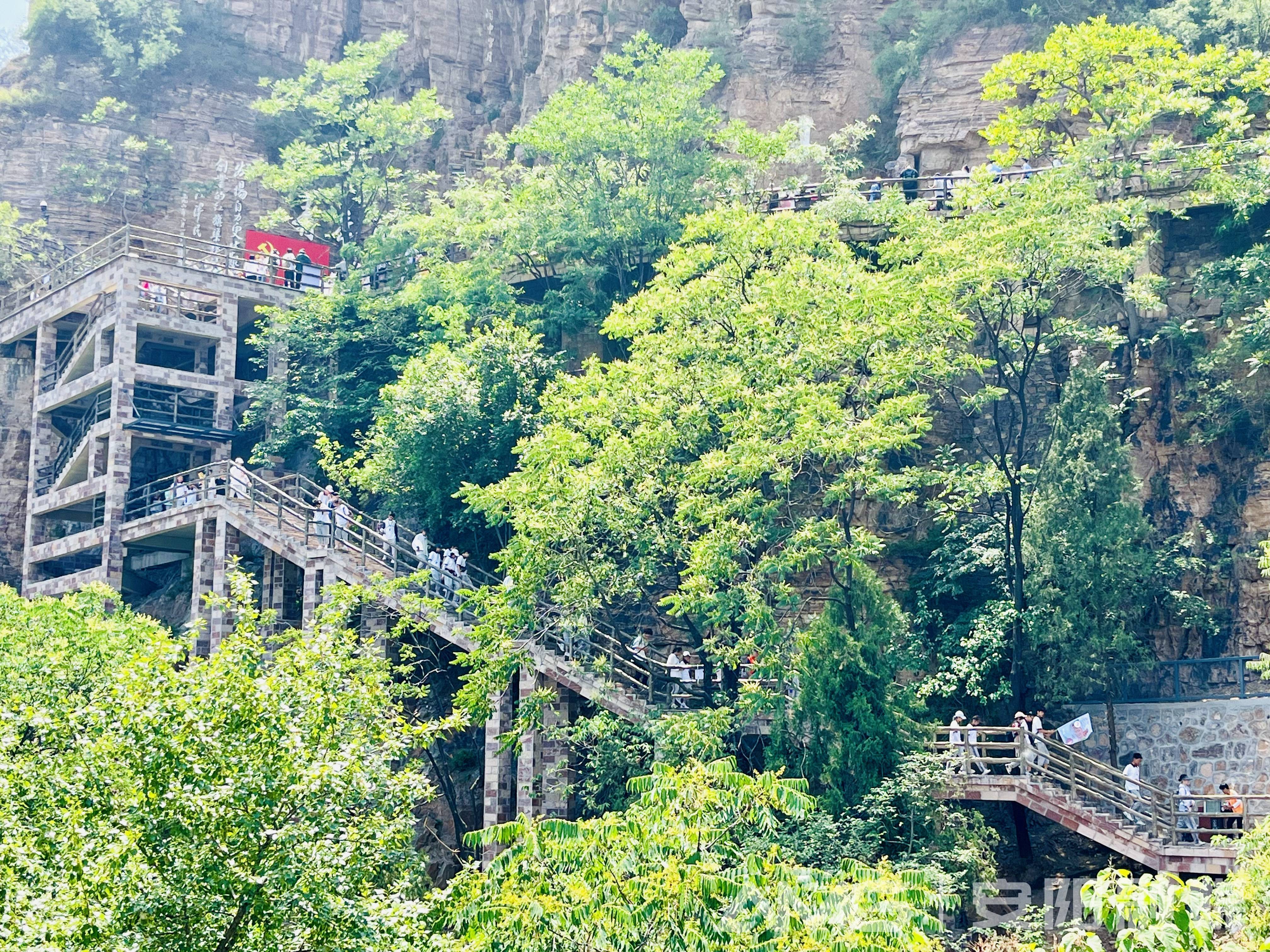 第14个中国旅游日:安阳市林州红旗渠青年洞景区游客络绎不绝