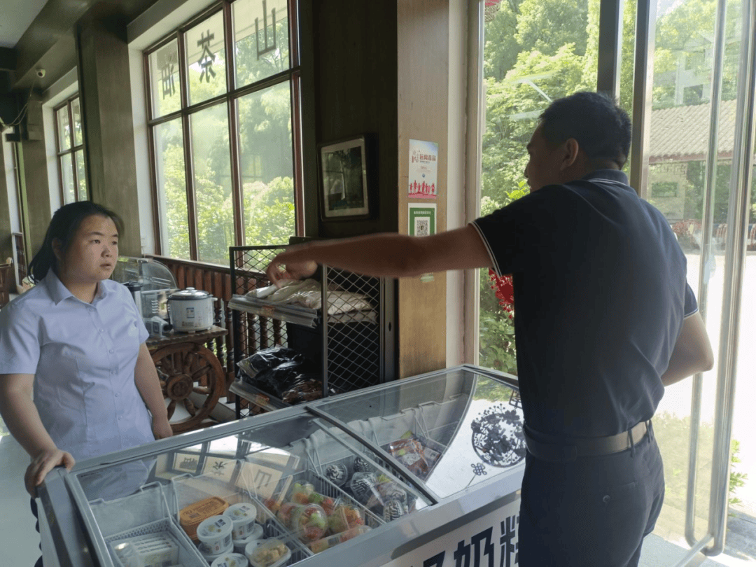 5月17日,县文广旅体局党委委员黄波前往三衢石林景区准备迎接5月底的