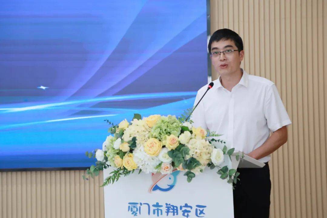 开幕式上,翔安区教育局副局长黄双明和翔安区教师进修学校书记洪进步