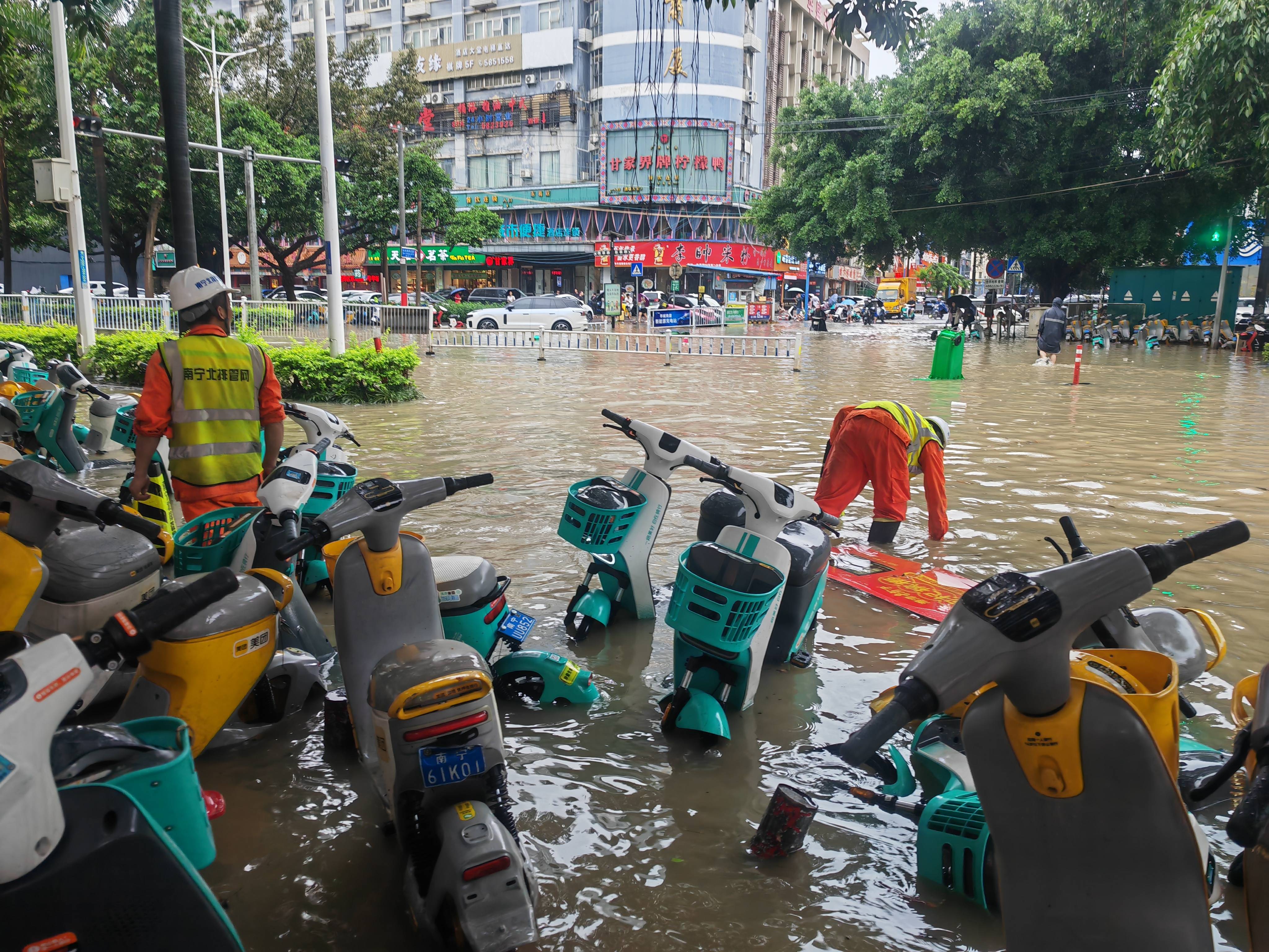 南宁下雨图片图片