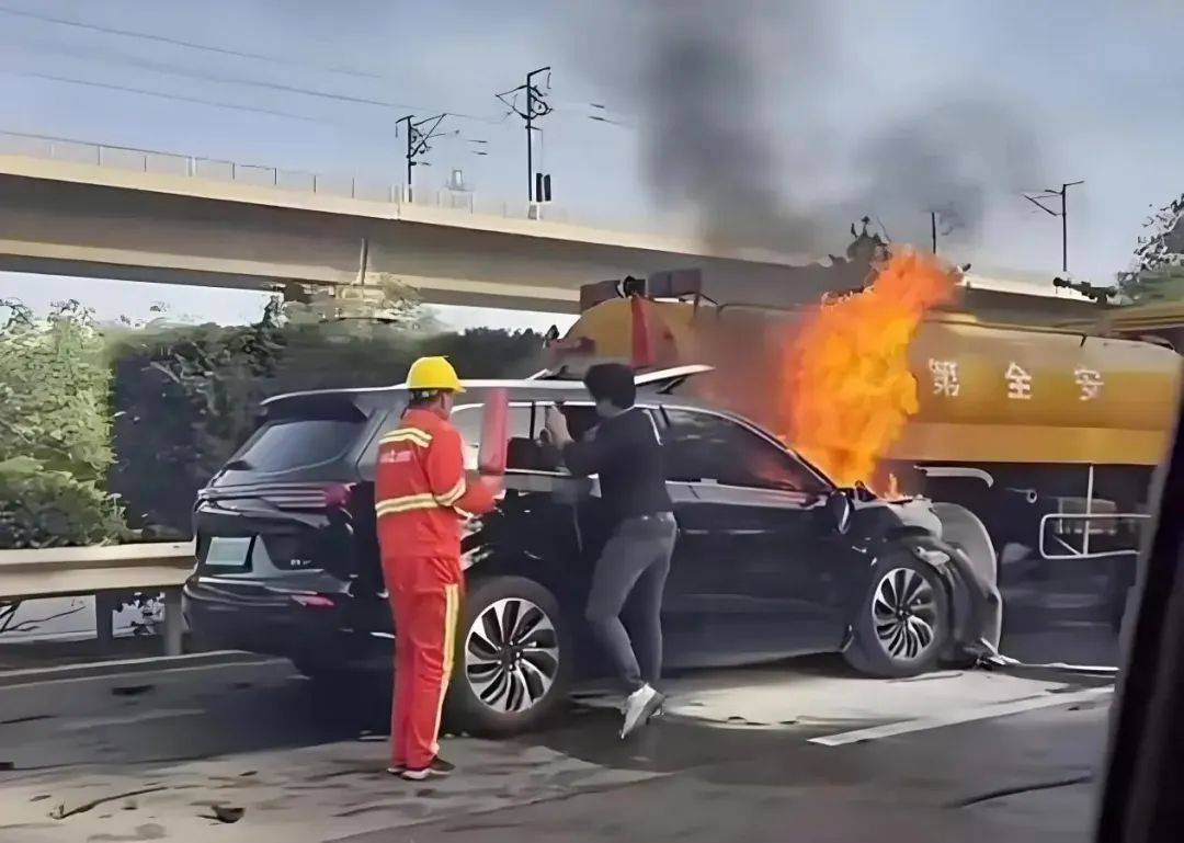 近日,一辆问界m7在山西运城县高速路段上与一辆洒水车追尾,车辆随后