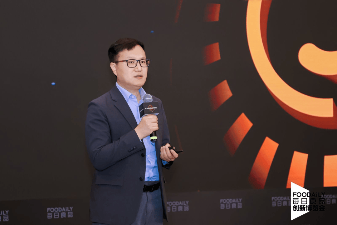 负责人赵林娜作为主持人,提出农产品品牌化是建设中国味道的必经之路
