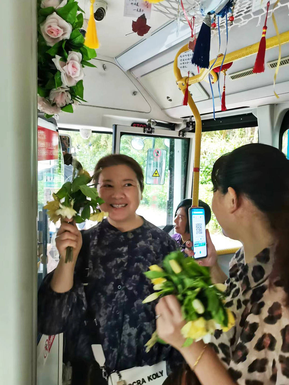 长沙公交变身“香车”，乘客直呼“太浪漫了”！