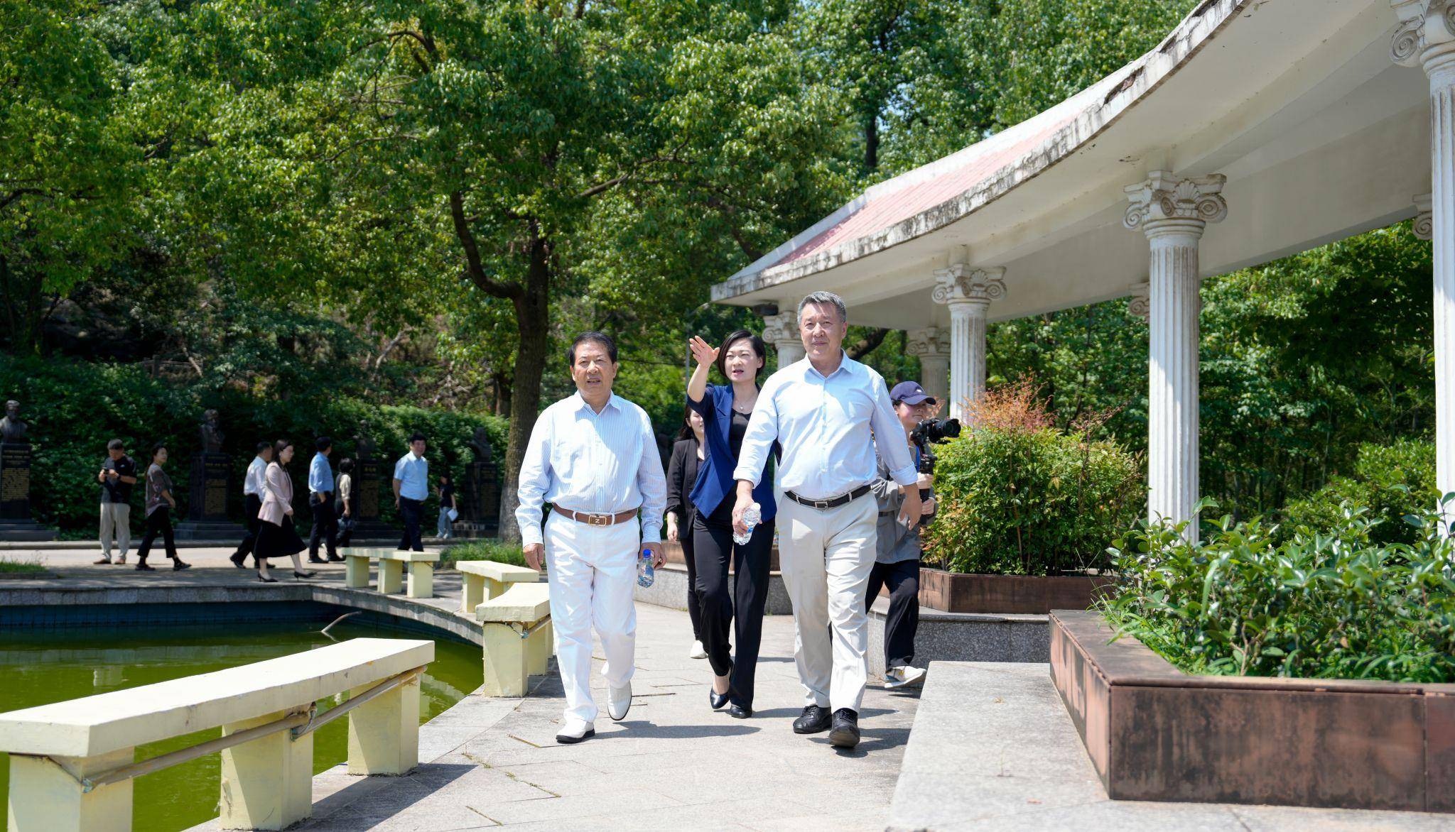 访问期间,刘骏校长在武昌理工学院校长赵作斌教授的陪同下,参观了人工