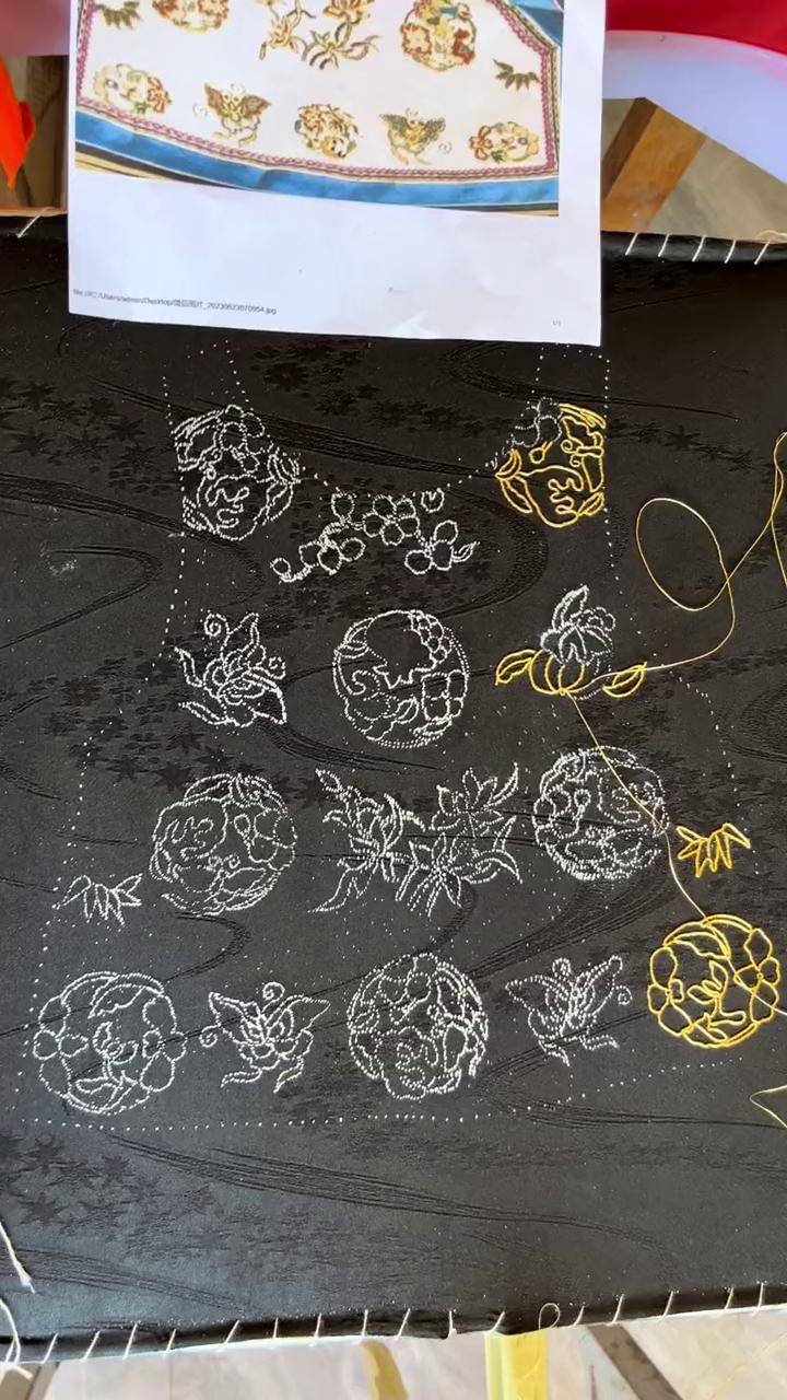 平金打籽绣的小朋友的坎肩来喽!刺绣工艺 非遗 手绣 手工 刺绣教程