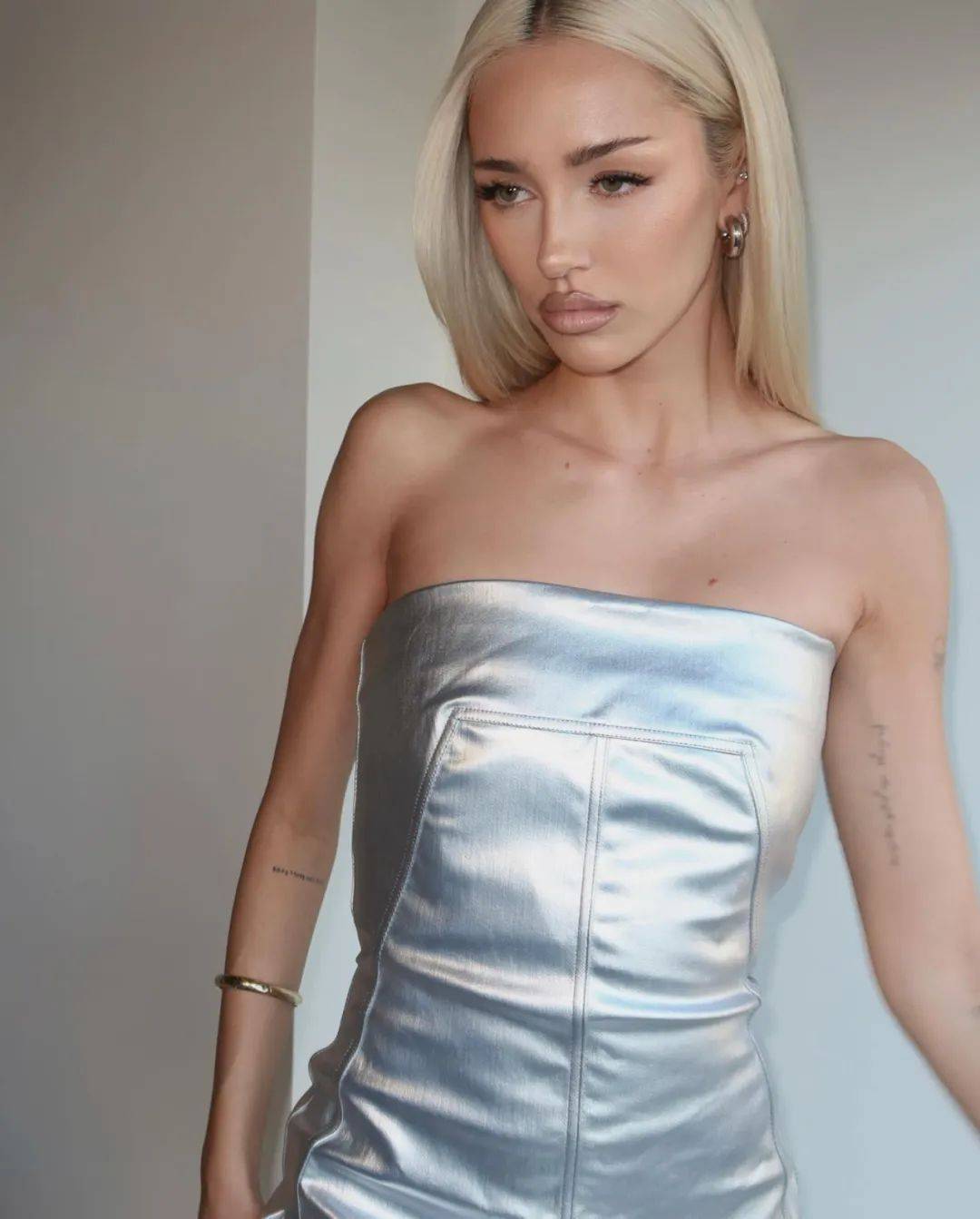 delilah belle hamlin通过自己的努力实现了模特梦想,与妹妹amelia