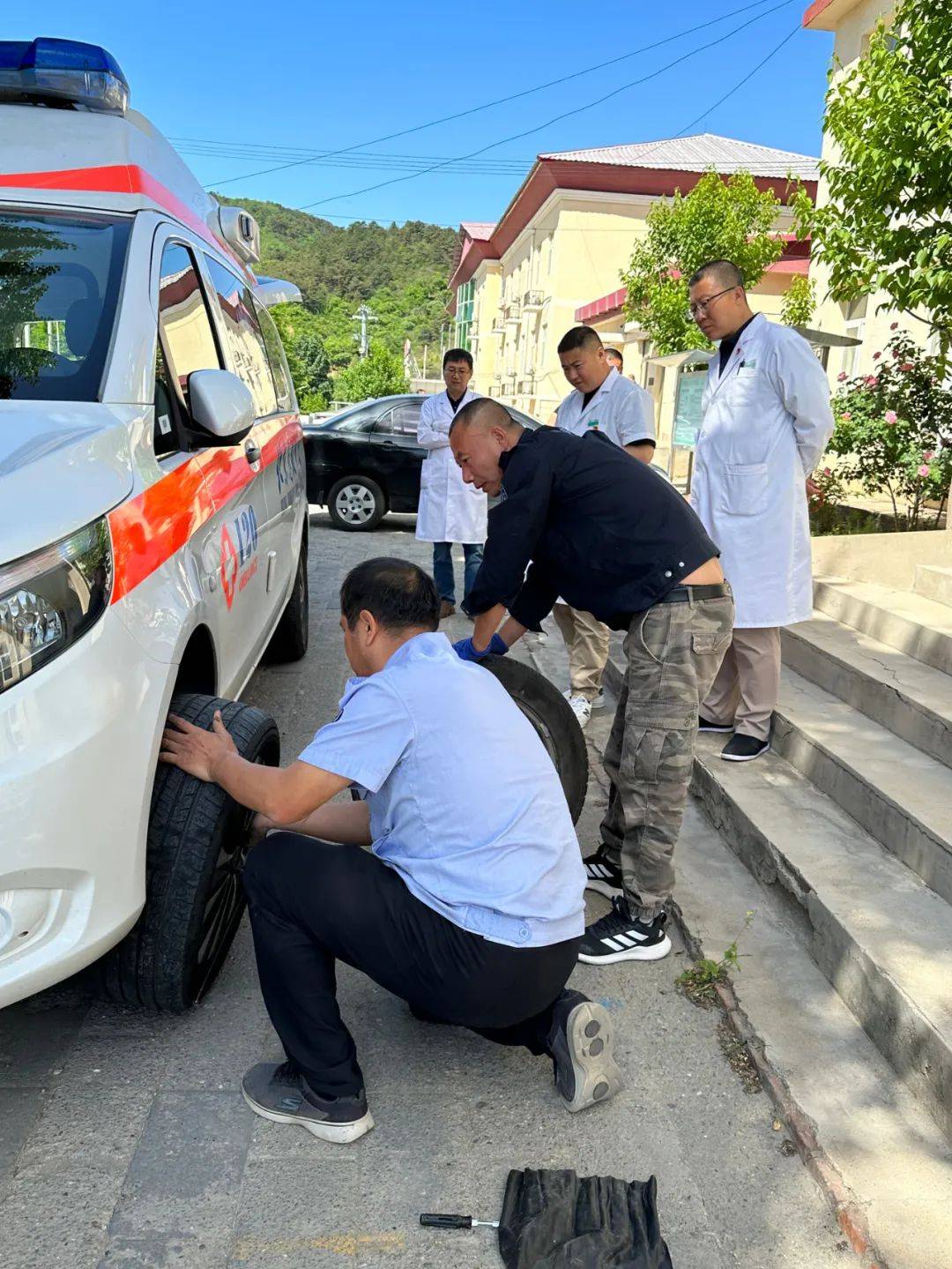 守护生命的速度与力量,九渡河镇卫生院开展120救护车轮胎更换技能竞赛