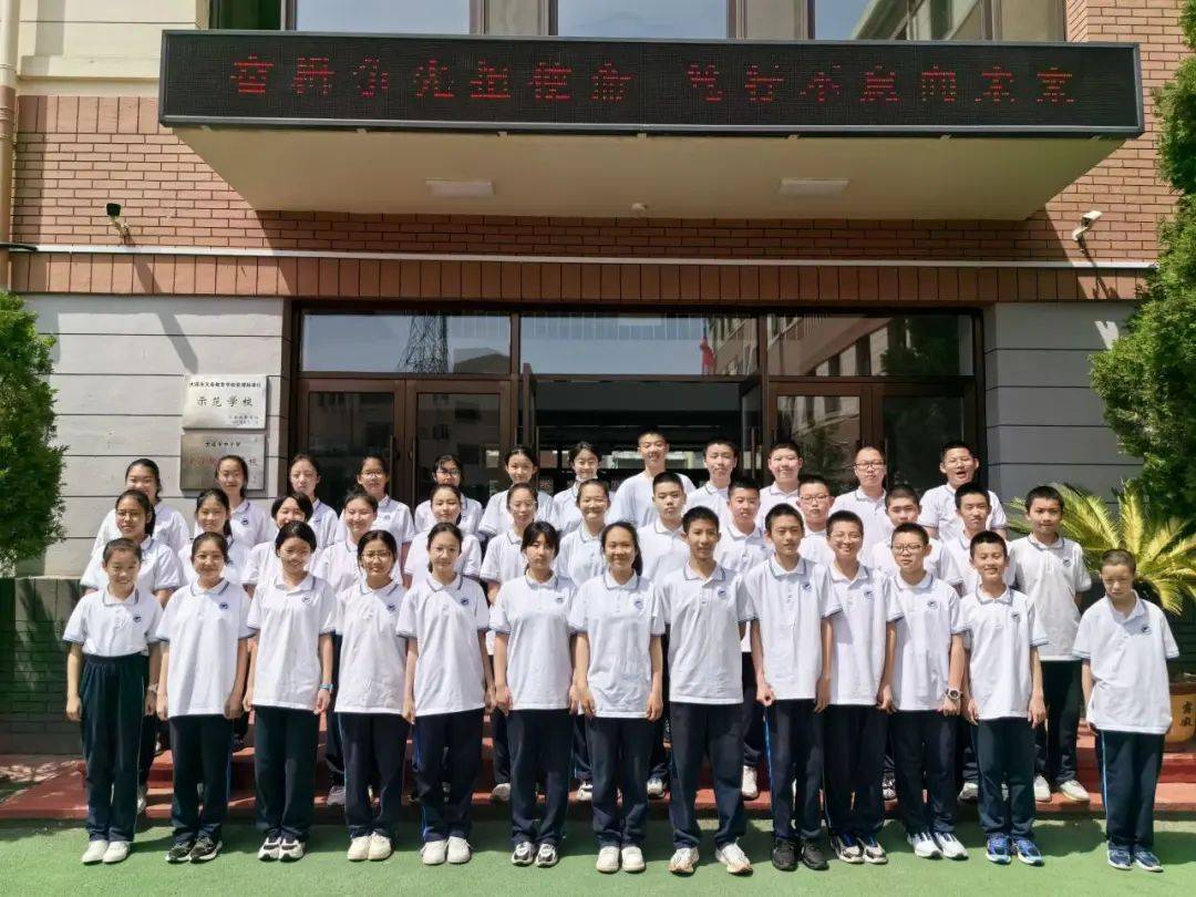 虎滩校区周明晗,金瀚柯,丁玥涵,赵梓言等才艺表演:手势舞《把未来点亮