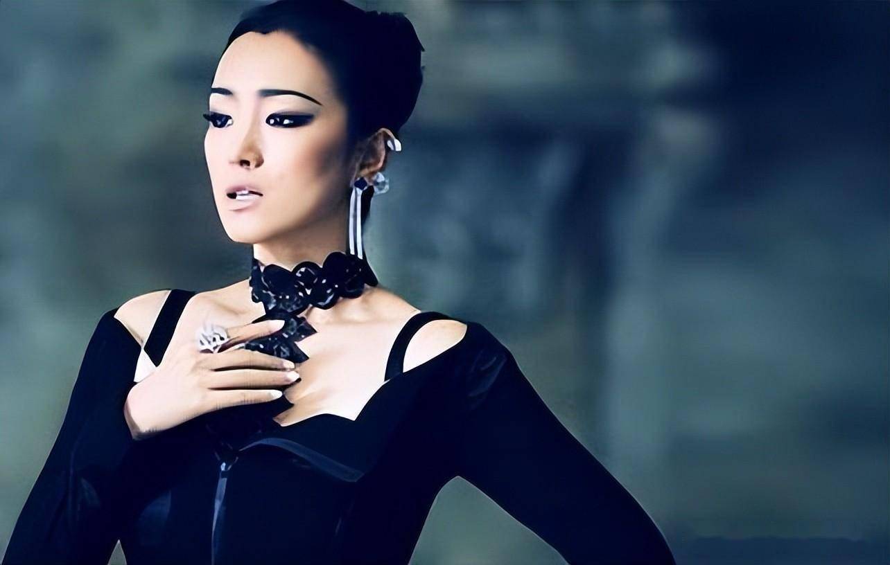 看完周冬雨高中时的照片,完全理解为何她被张艺谋相中,太水灵了