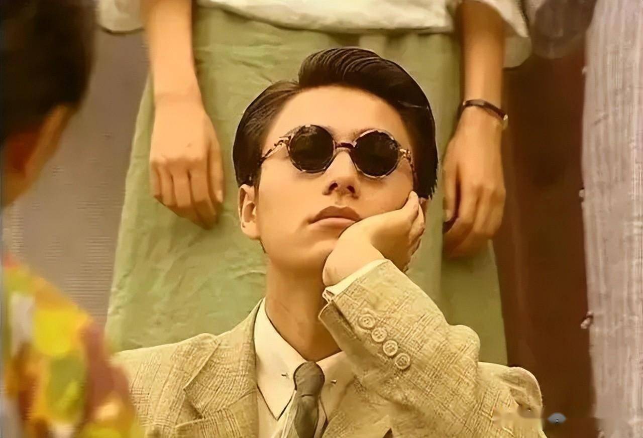 随后一年的陈坤算是登上了一个新的台阶,他主演的《金粉世家》成为了