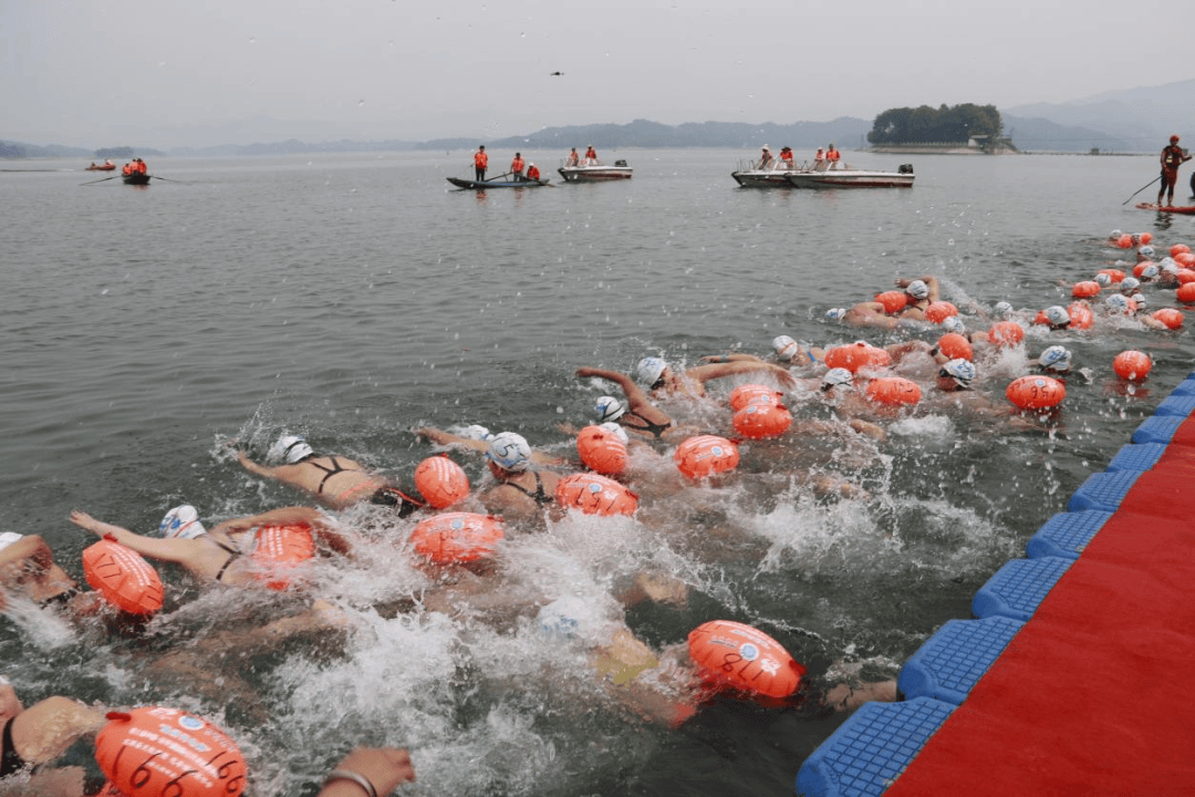 第七届中国61花亭湖国际公开水域游泳赛举行