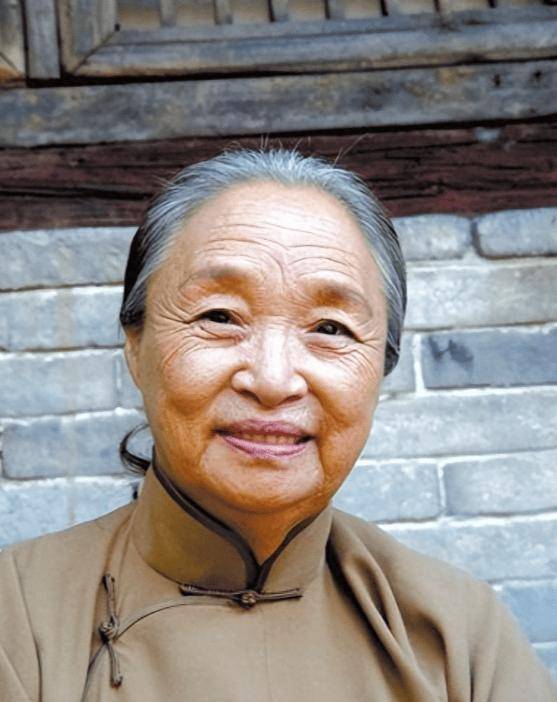 她是国家一级演员,因病去世千人含泪送别,23岁孙子更是国人骄傲_柏青