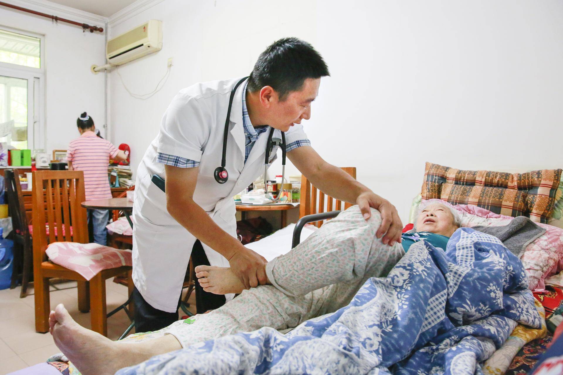 社区搭建家庭病床:在家"住院"不是梦_老人_王女士_万涛