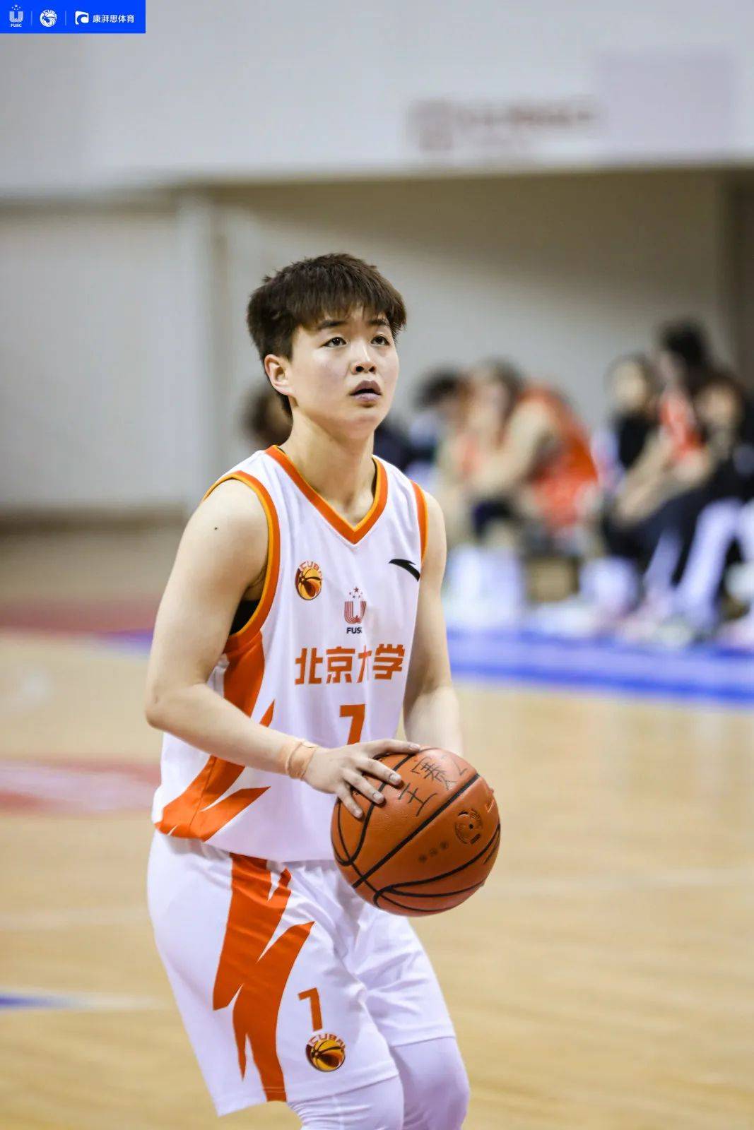 暂停上来后由王滢命中三分,吹响反击的号角.