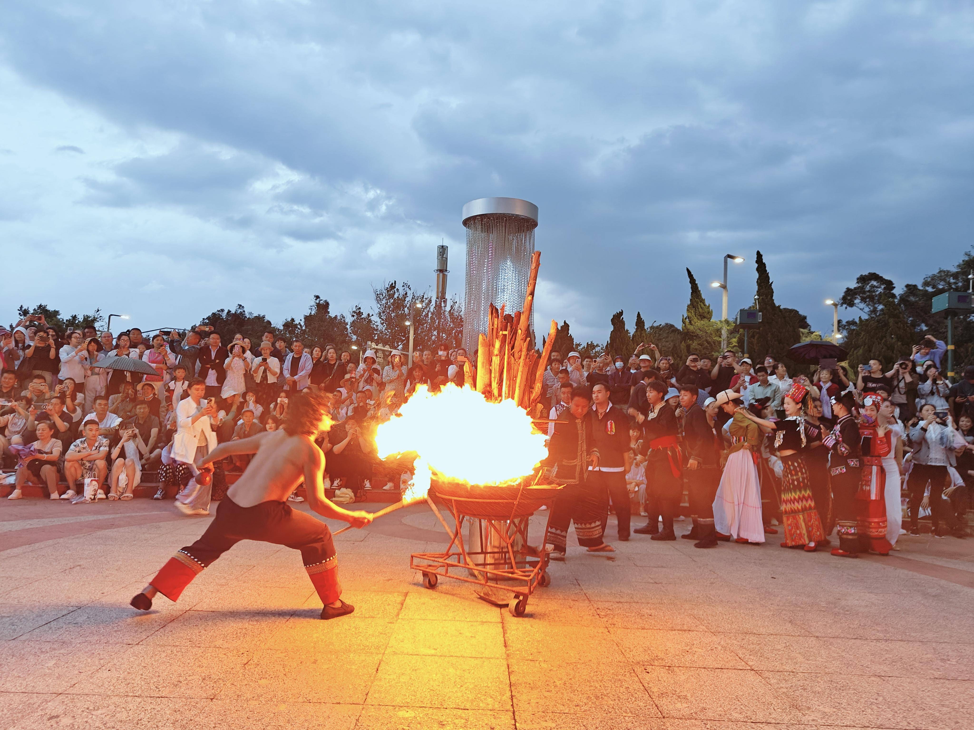 云南民族村千人打跳共度"中国旅游日"_活动_昆明市_文化