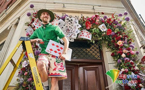 英国伦敦举行贝尔格莱维亚花卉展 扑克牌花卉装置亮相