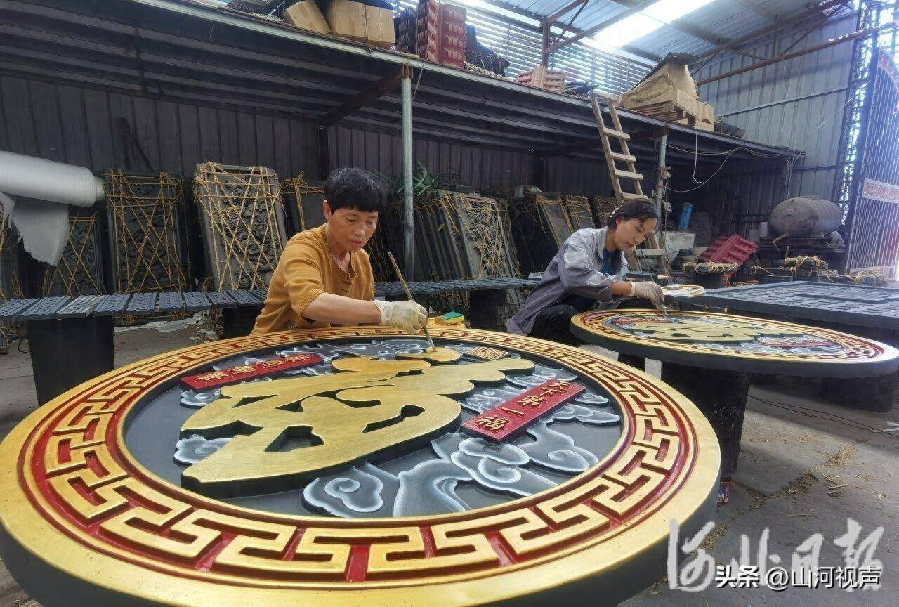 陈正摄青松奇石间,一只展翅欲飞的凤凰四周围绕着46只形态各异的鸟儿