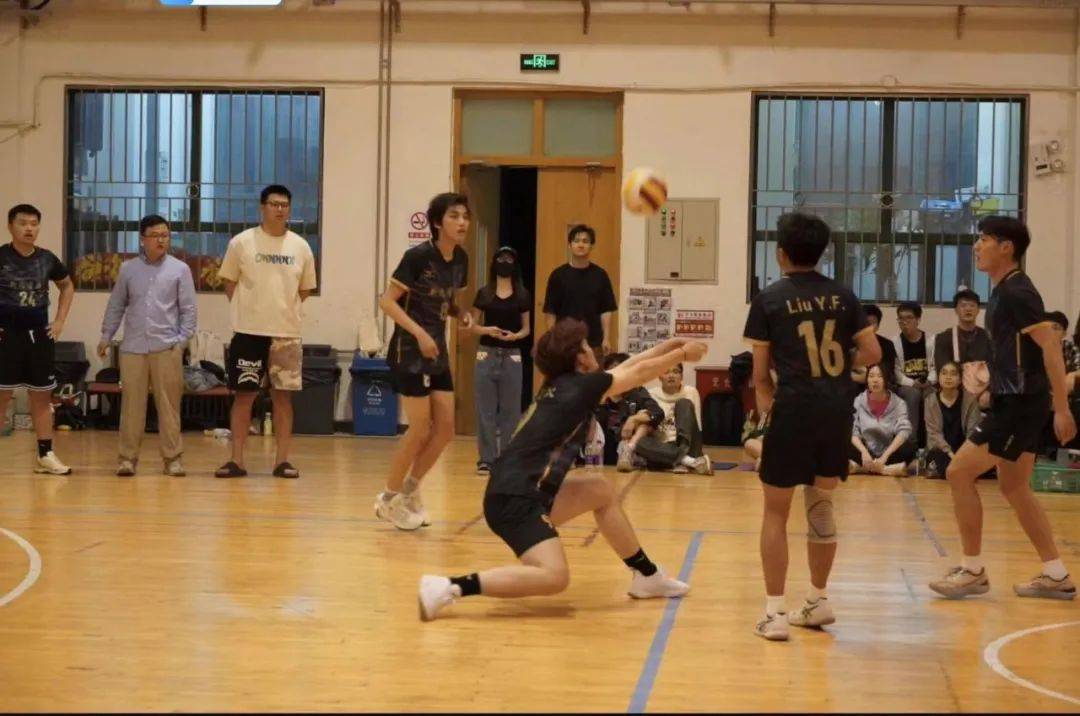 赛事回顾|新闻男排惜败法学院