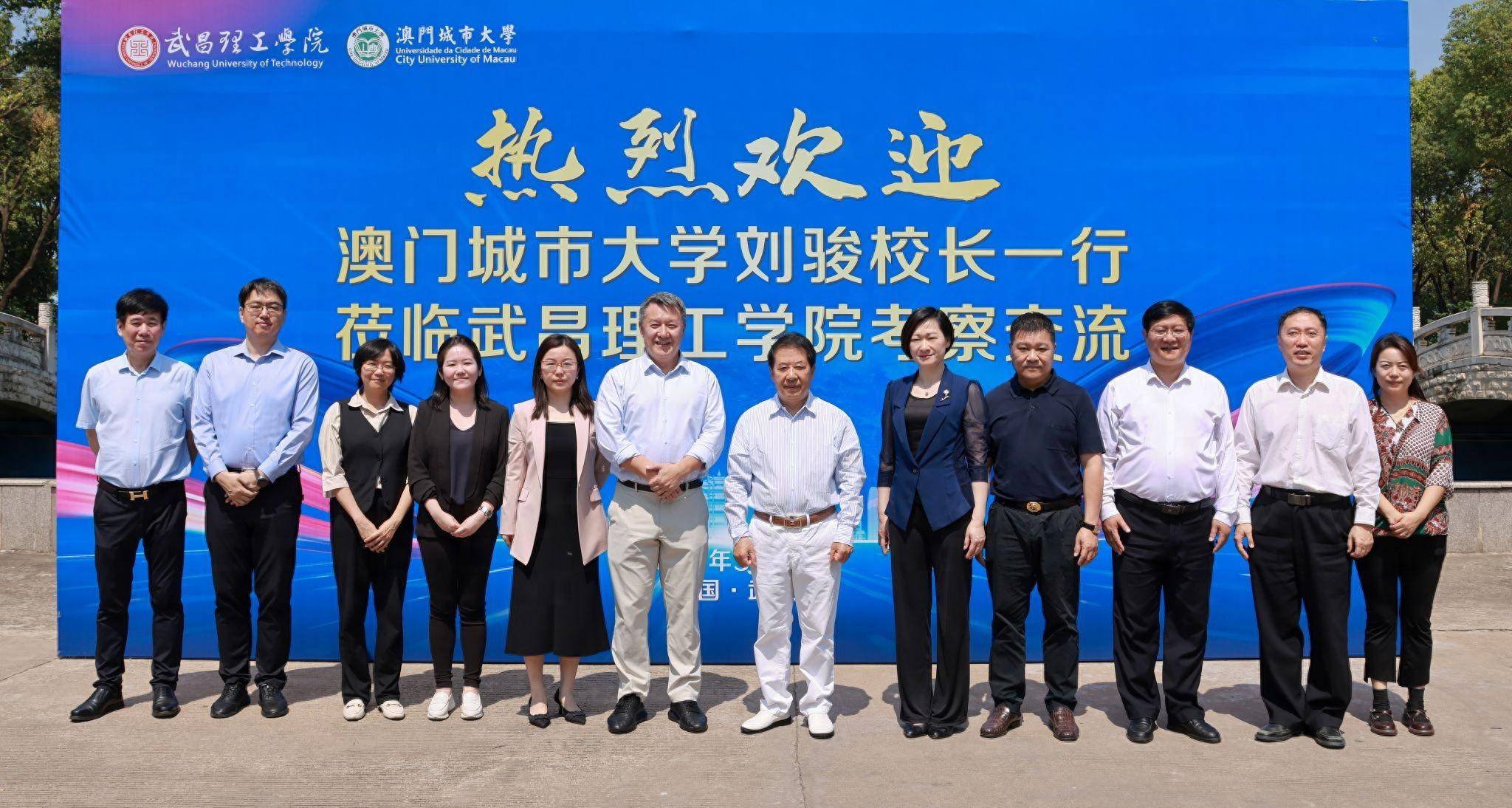 访问期间,刘骏校长在武昌理工学院校长赵作斌教授的陪同下,参观了人工