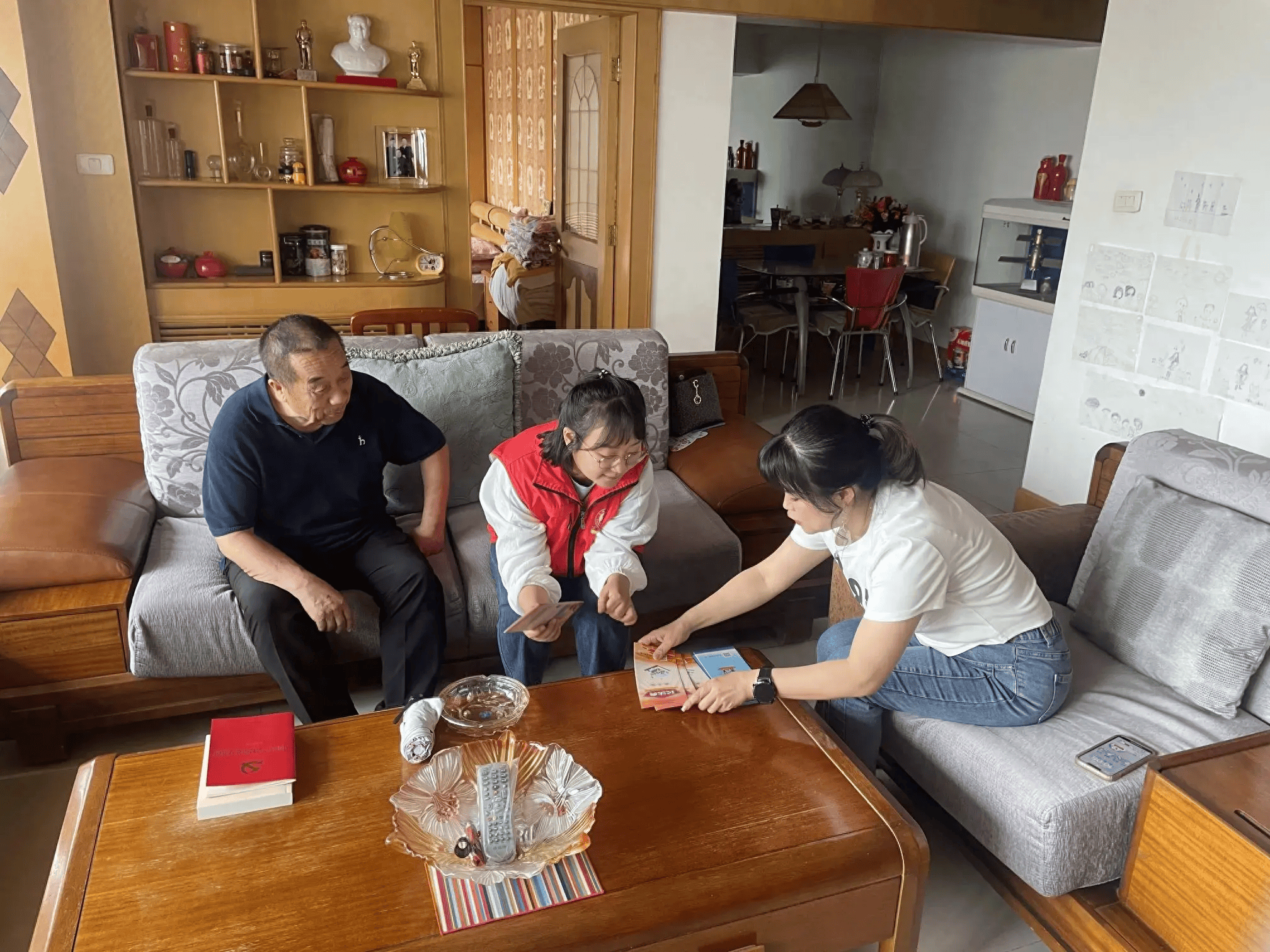 社区基层治理现代化 入户走访"面对面" 排忧解难"心连心"