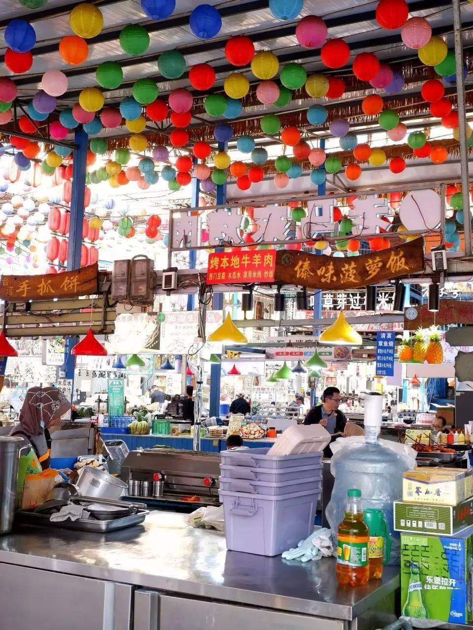 紫陶街夜市,很热闹,很漂亮,大门口有整面墙的各色多肉盆栽.