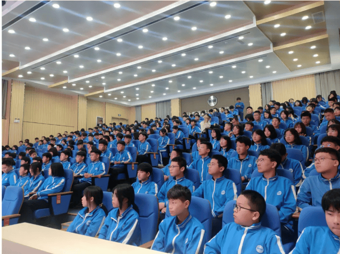 5月10日下午,齐京泉校长给凤凰路初级中学初二年级在梦想剧场,作了一