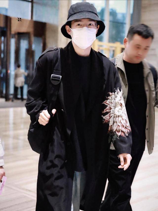 刘昊然风衣机场穿搭日系|同款巴黎世家