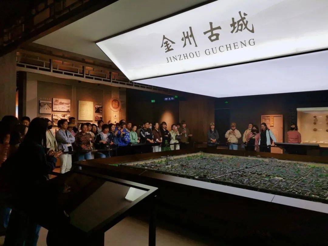 随后,女职工们来到金州博物馆,通过参观馆内展品及聆听讲解员的介绍